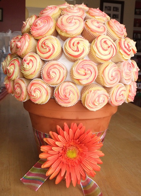 cupcake_969149, boquet, cupcake, cupcakes, cute, daisies, daisy, flower, flowers, love, peach, planter, sweet