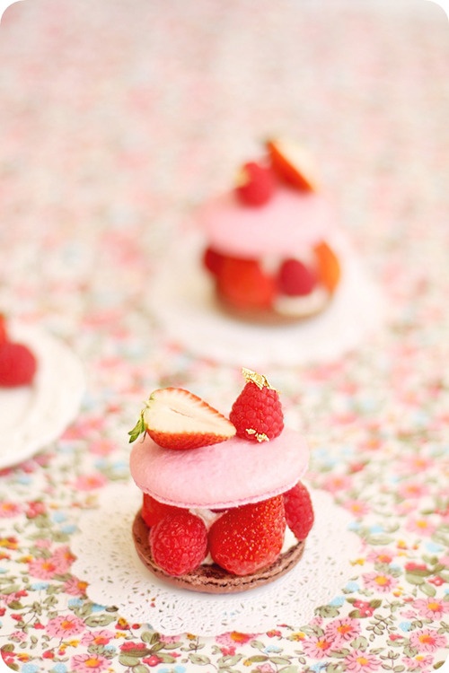 macaron cup cake fresh cream red strawberries, macaron_138478, food, dessert, cup cakes